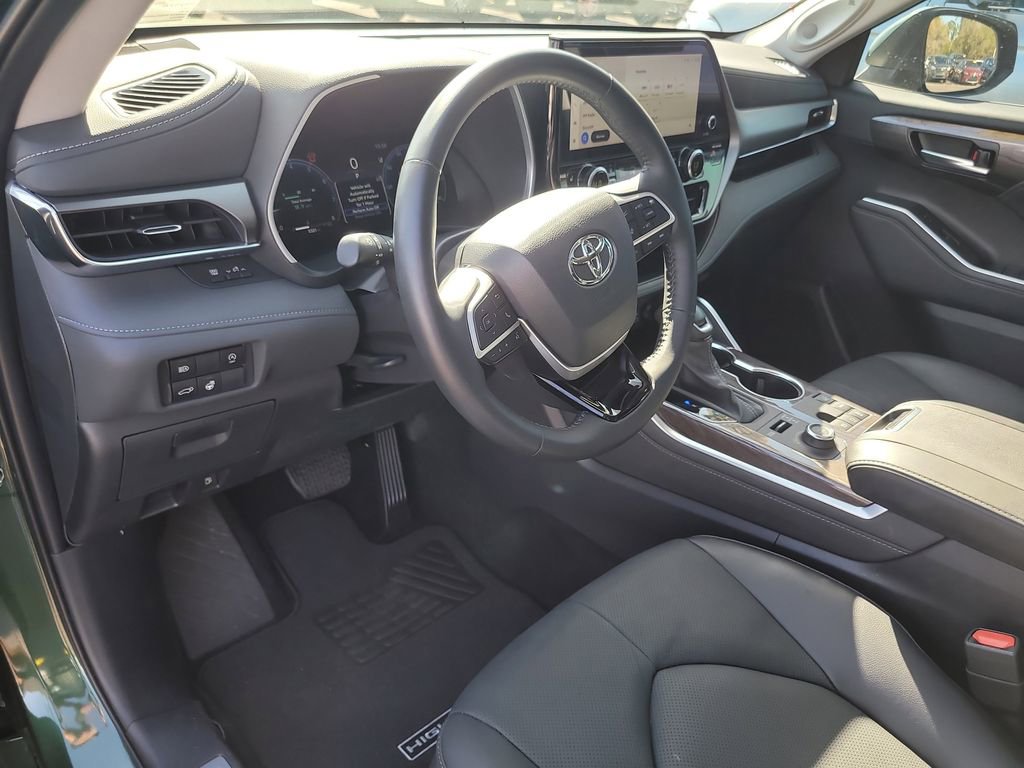 Used 2024 Toyota Highlander Limited image 18