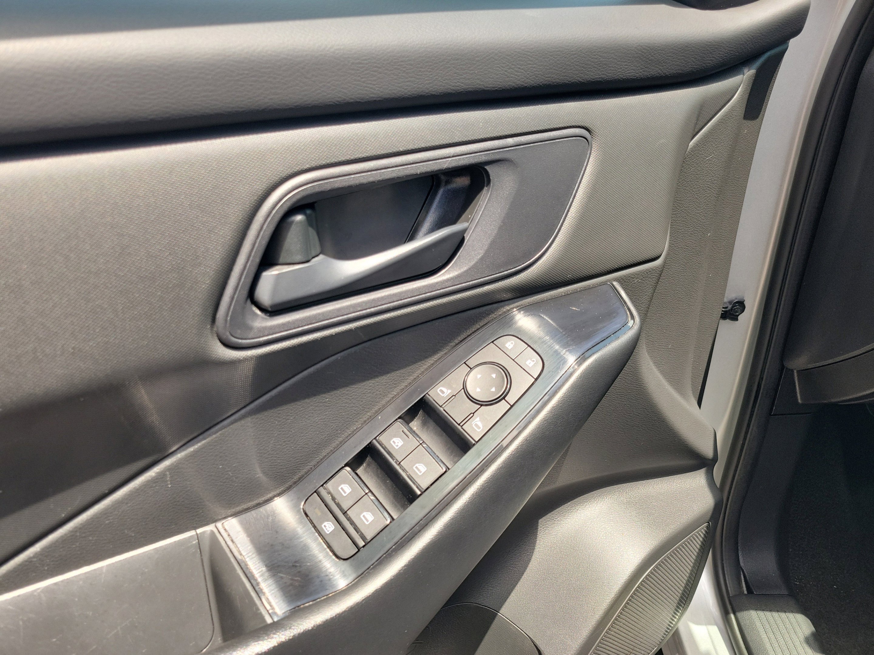 Used 2024 Nissan Rogue S AWD/4WD image 15