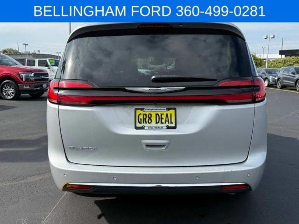 Used 2024 Chrysler Pacifica Touring-L image 4