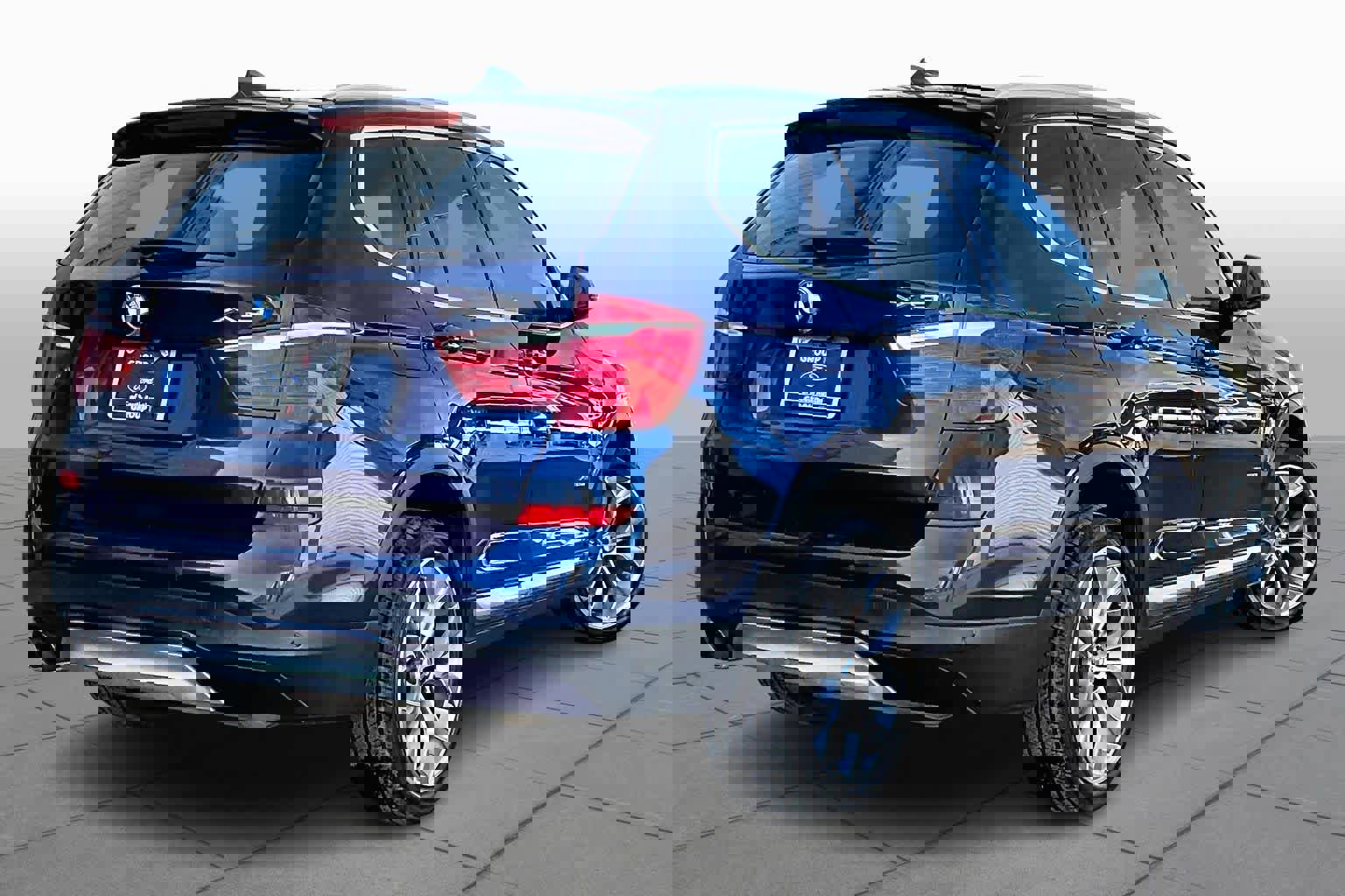 Used 2017 BMW X3 xDrive28i image 3