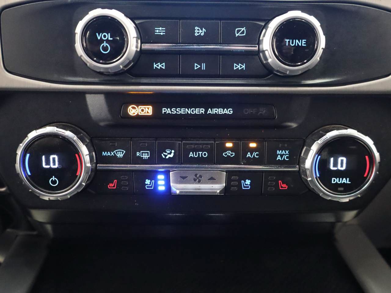 Certified 2022 Ford F250 Platinum w/ FX4 Off-Road Package AWD/4WD image 11