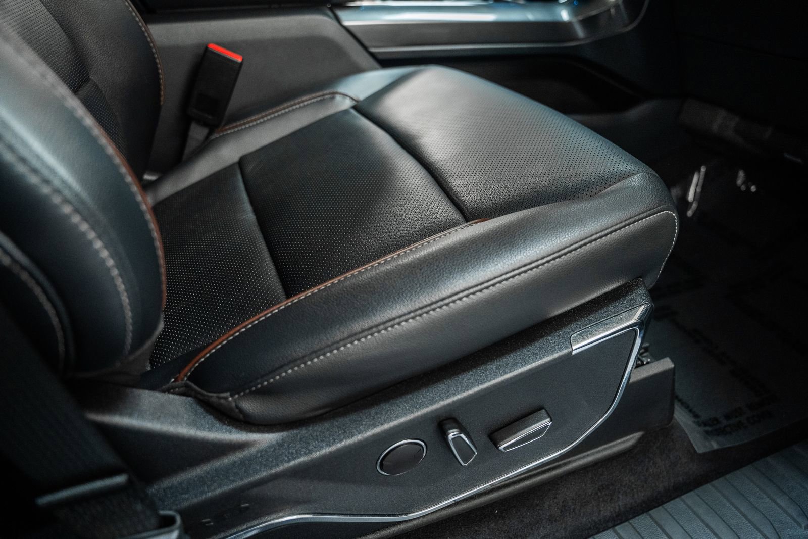 Certified 2023 Ford F150 Lariat w/ Equipment Group 502A High image 46