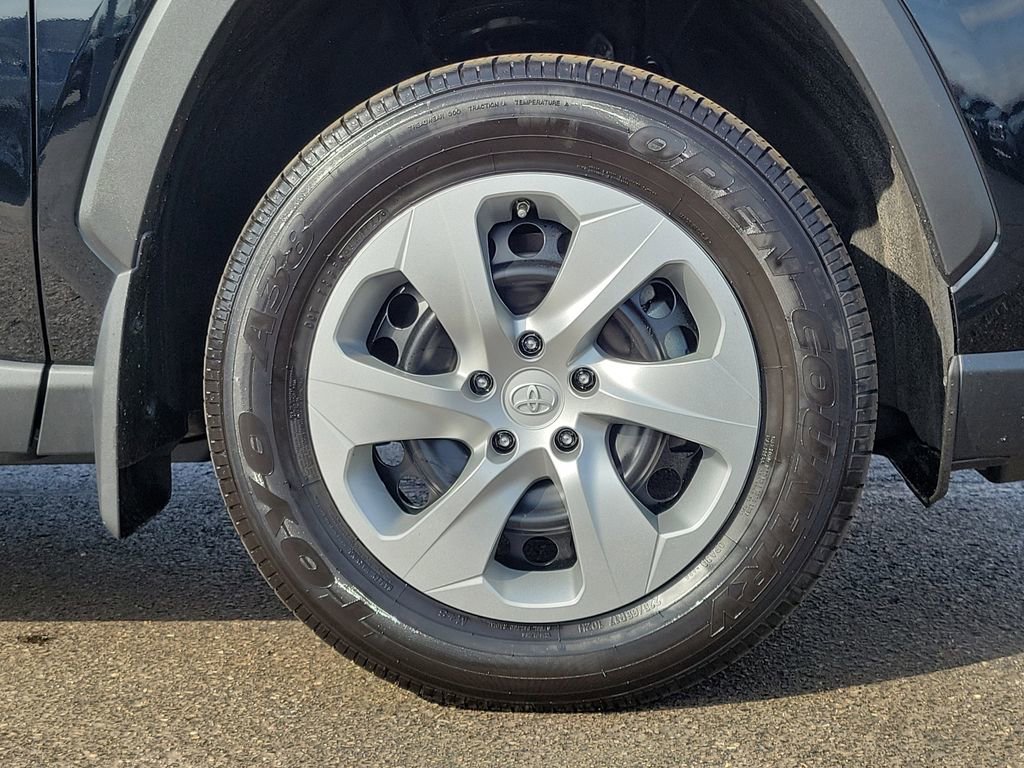 Used 2022 Toyota RAV4 LE image 9