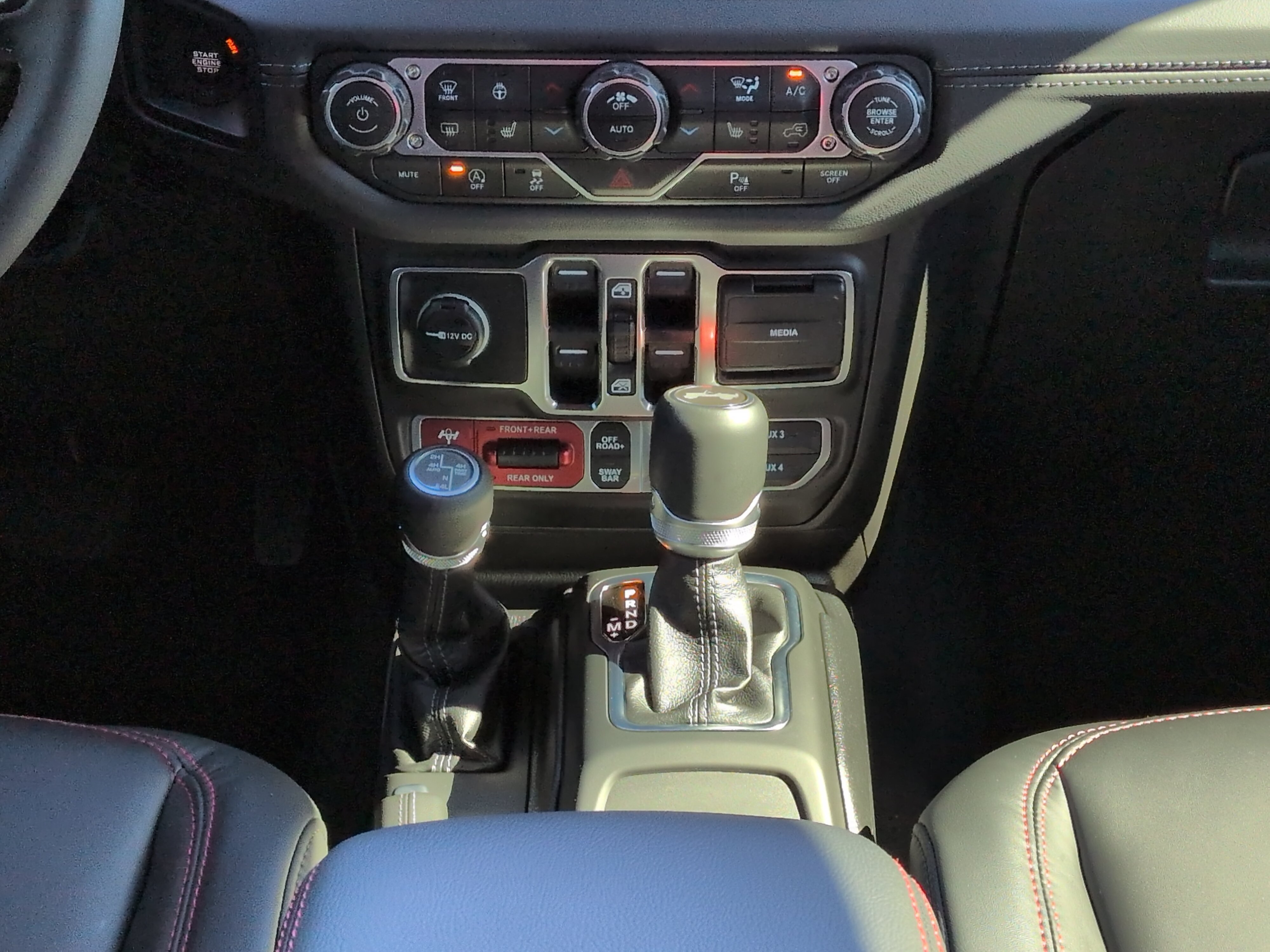 Used 2025 Jeep Wrangler Unlimited Rubicon AWD/4WD image 17