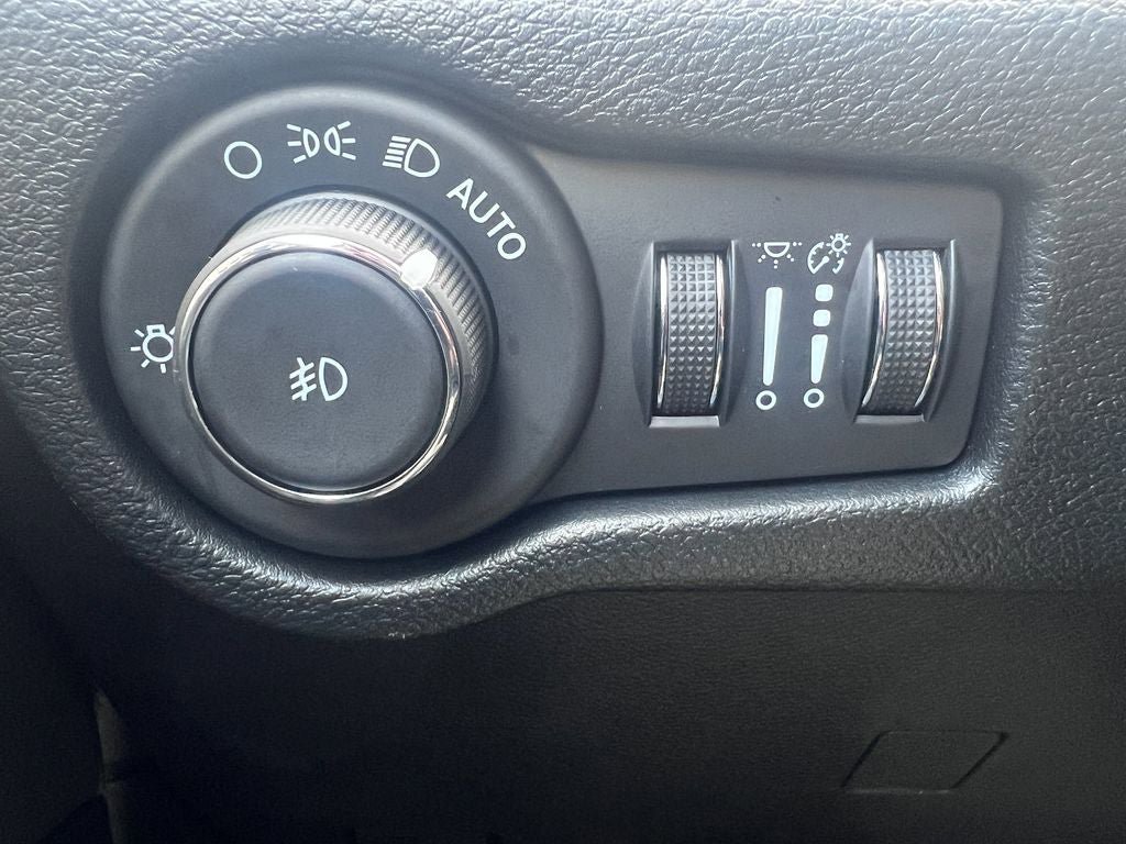 Used 2026 Chrysler Pacifica Select FWD image 29