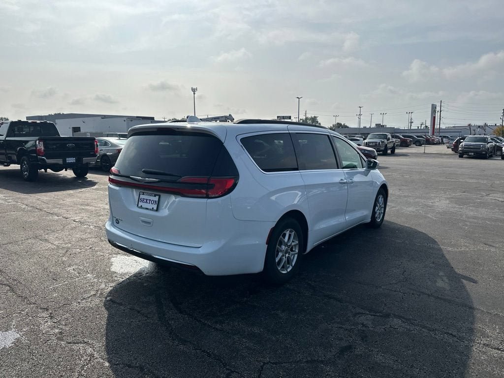 Used 2022 Chrysler Pacifica Touring-L FWD image 5