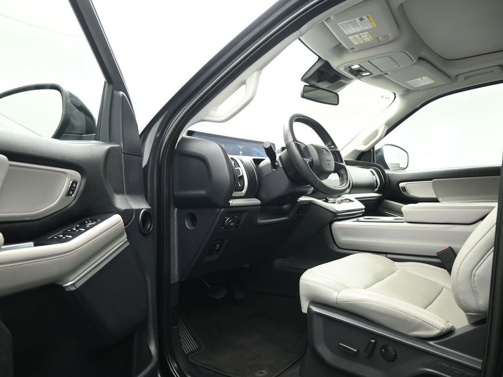 Certified 2025 Ford Expedition Active AWD/4WD image 9