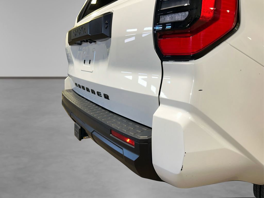 Used 2025 Toyota 4Runner SR5 AWD/4WD image 17