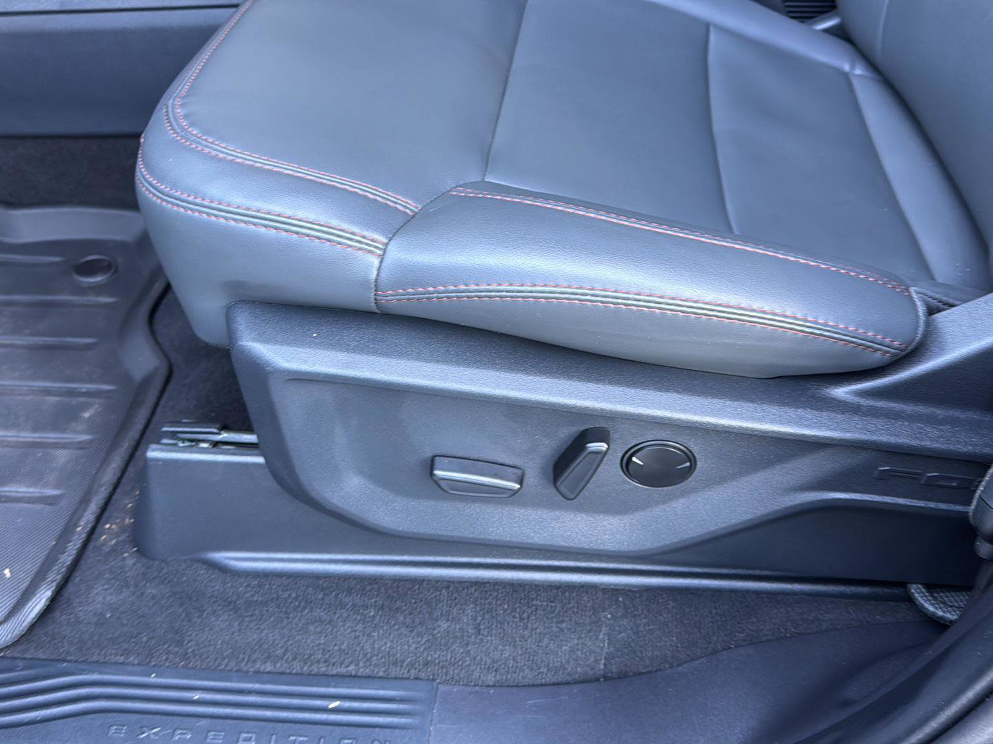 Certified 2025 Ford Expedition Active image 29