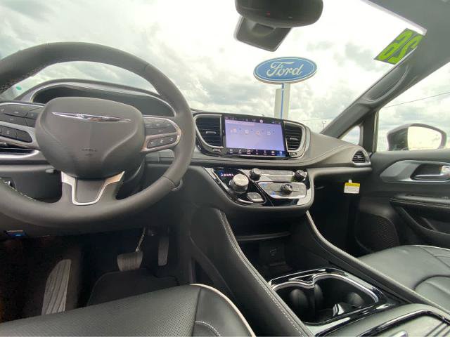 Used 2026 Chrysler Pacifica Limited FWD image 26