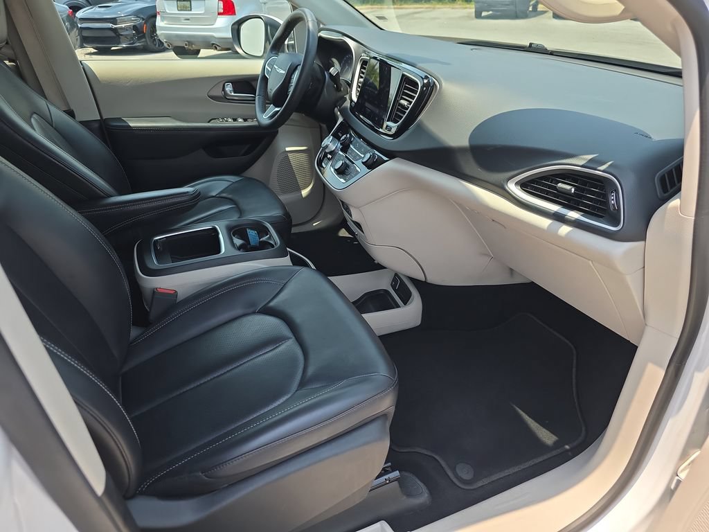 Used 2023 Chrysler Pacifica Touring-L FWD image 34