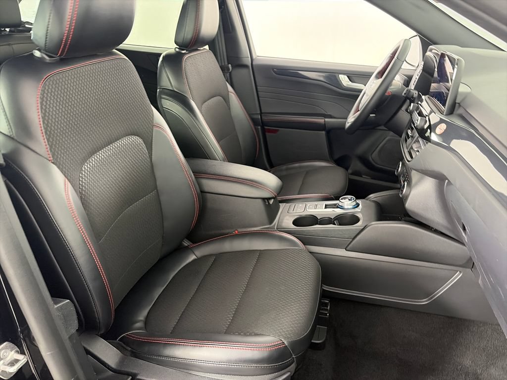 Certified 2025 Ford Escape ST-Line Select AWD/4WD image 31