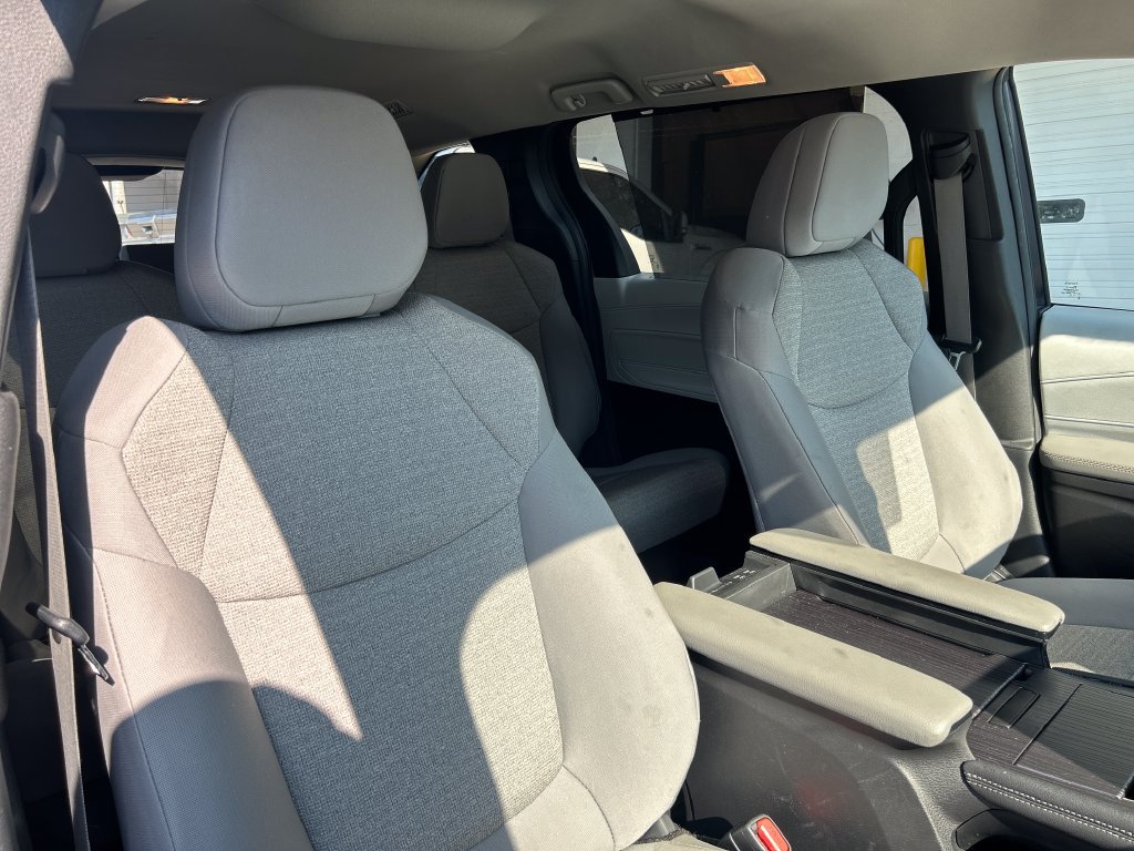 Used 2025 Toyota Sienna LE FWD image 15