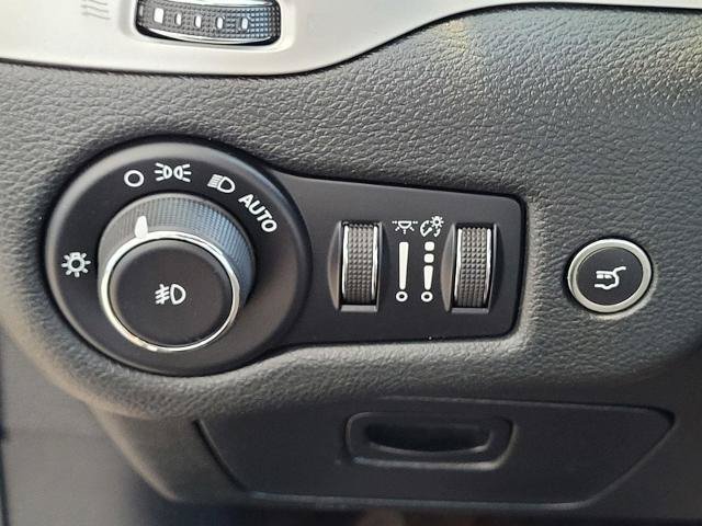 Used 2018 Jeep Cherokee Trailhawk w/ Comfort/Convenience Group AWD/4WD image 17