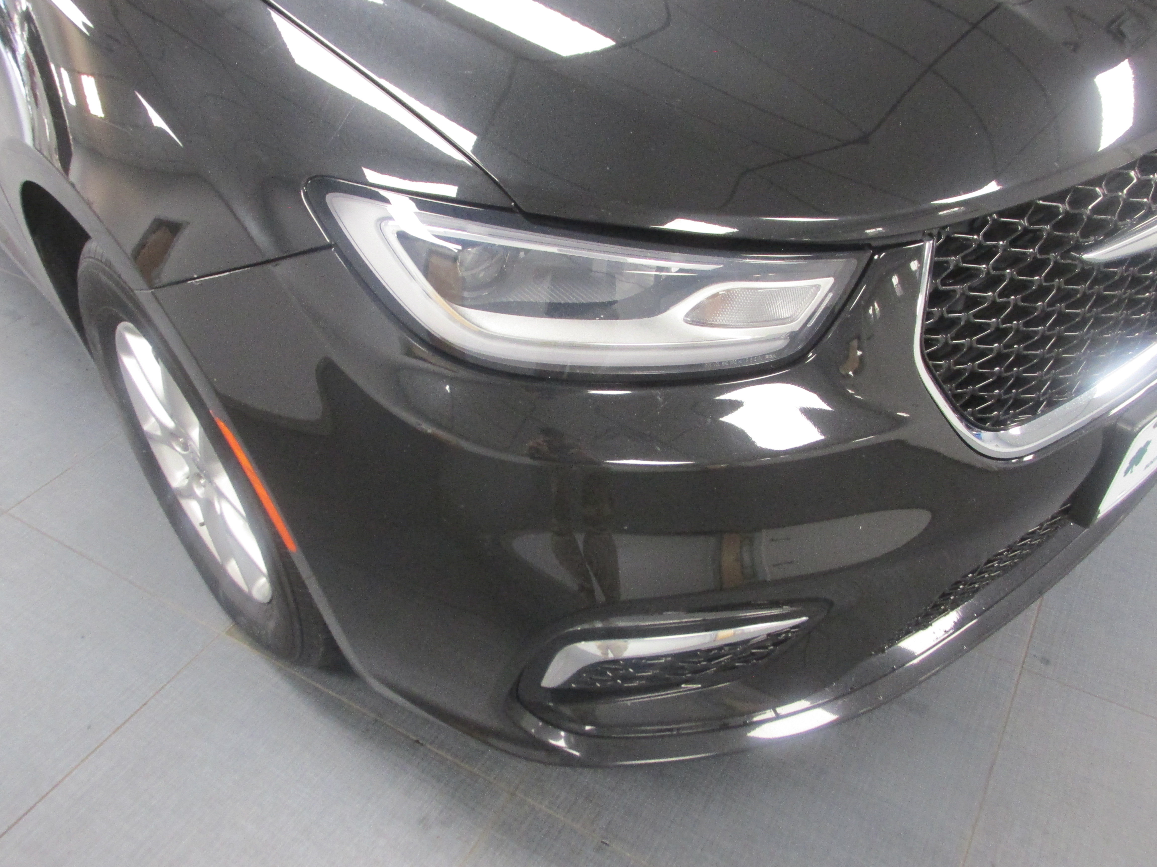Used 2023 Chrysler Pacifica Touring-L FWD image 10