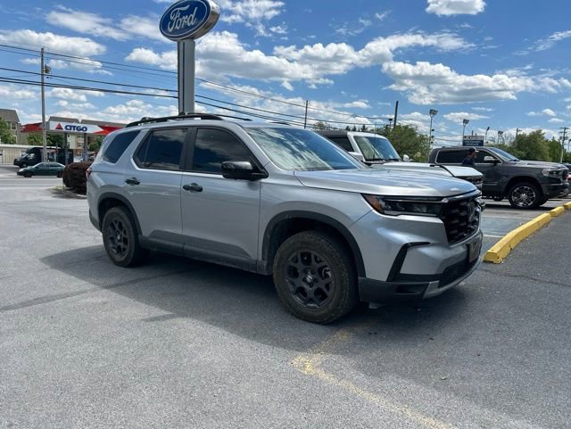 Used 2025 Honda Pilot TrailSport image 2