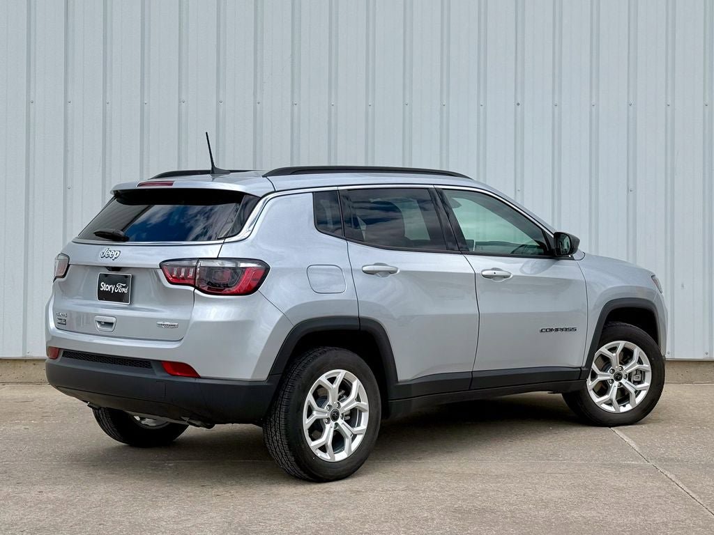 Used 2025 Jeep Compass Latitude AWD/4WD image 6