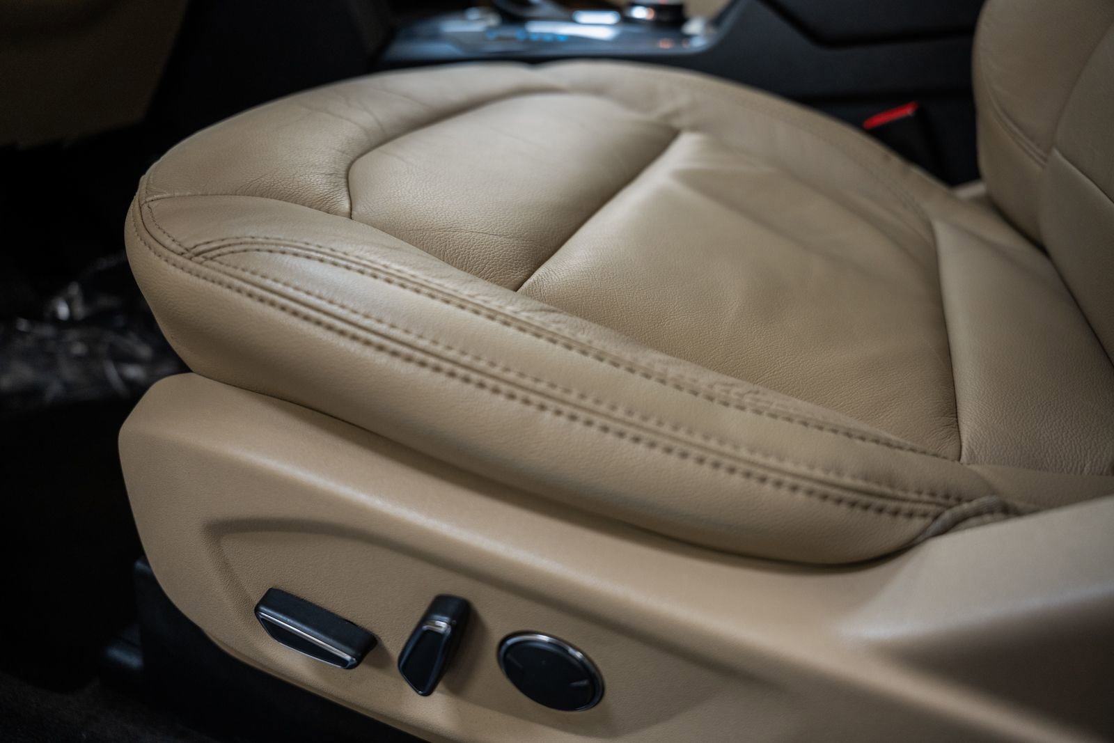 Certified 2017 Ford Explorer XLT w/ Equipment Group 202A image 35