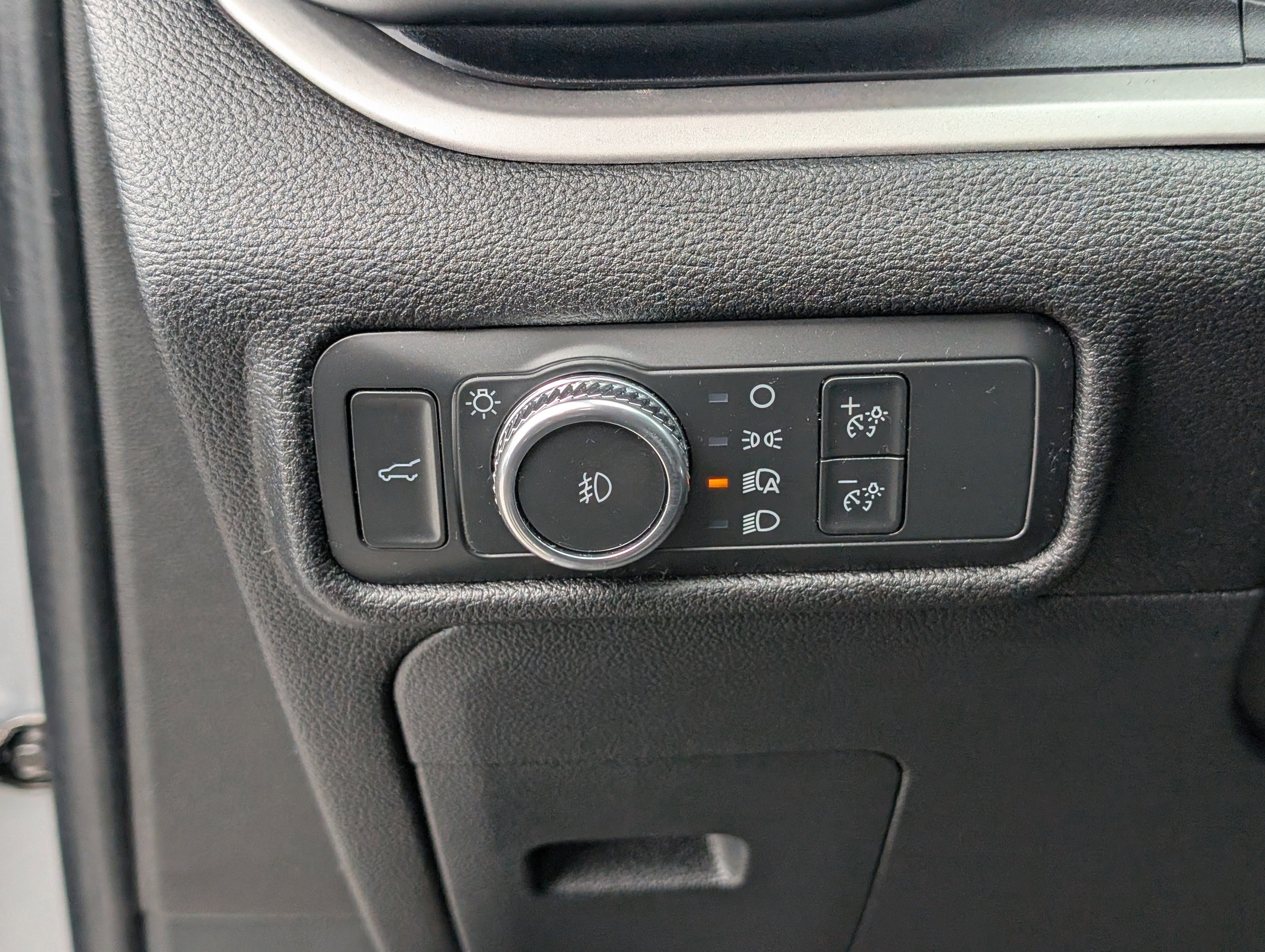 Certified 2022 Ford Explorer XLT w/ Equipment Group 202A image 25