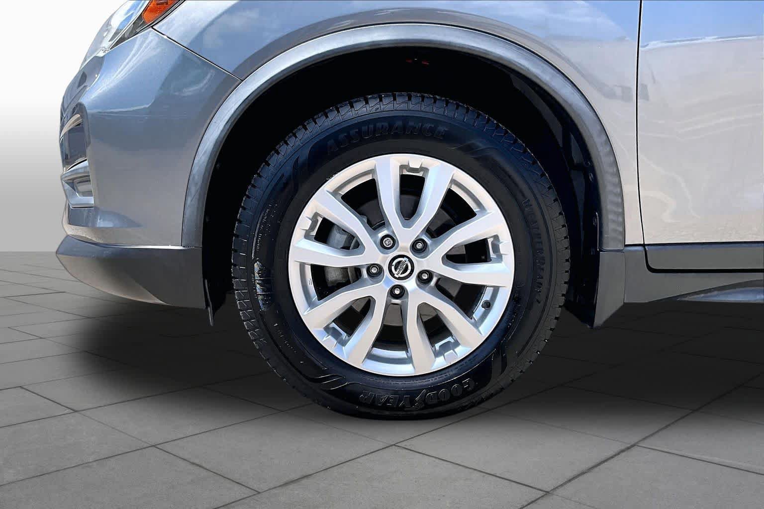 Used 2020 Nissan Rogue SV FWD image 13