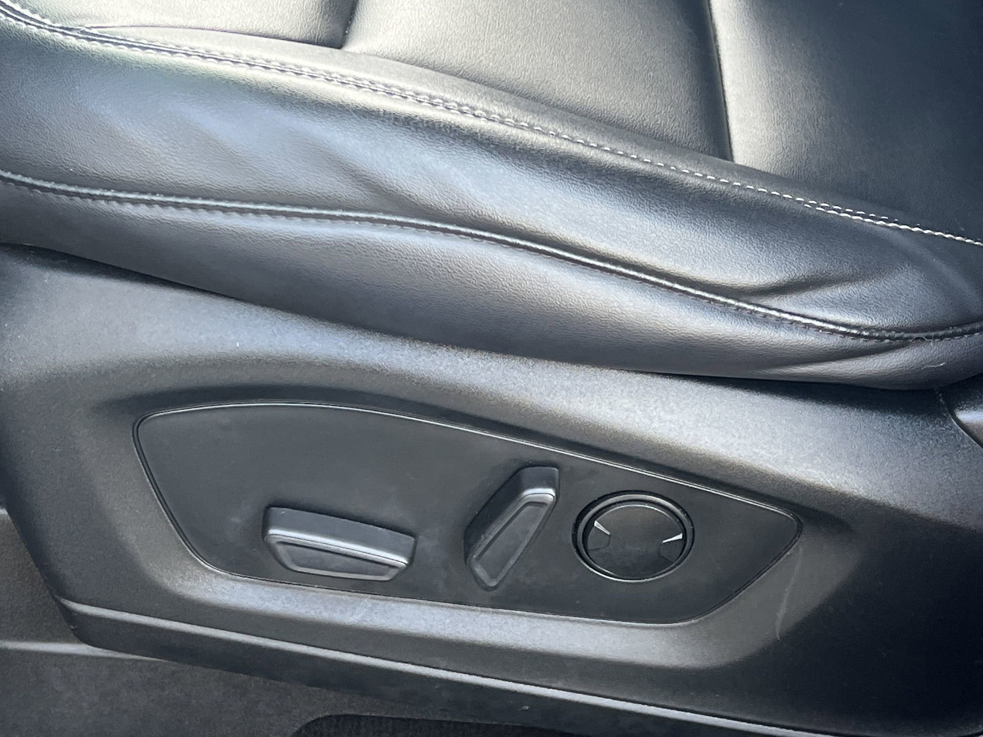 Certified 2022 Ford Explorer XLT w/ Equipment Group 202A image 24