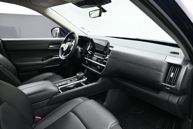 Used 2025 Nissan Pathfinder SL FWD image 31