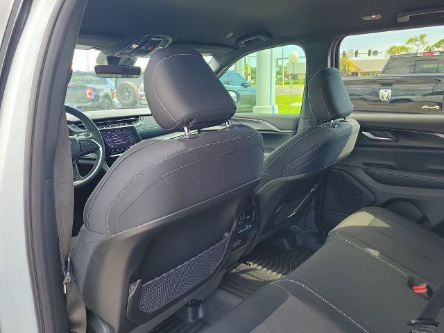 Used 2025 Jeep Grand Cherokee Laredo RWD image 11
