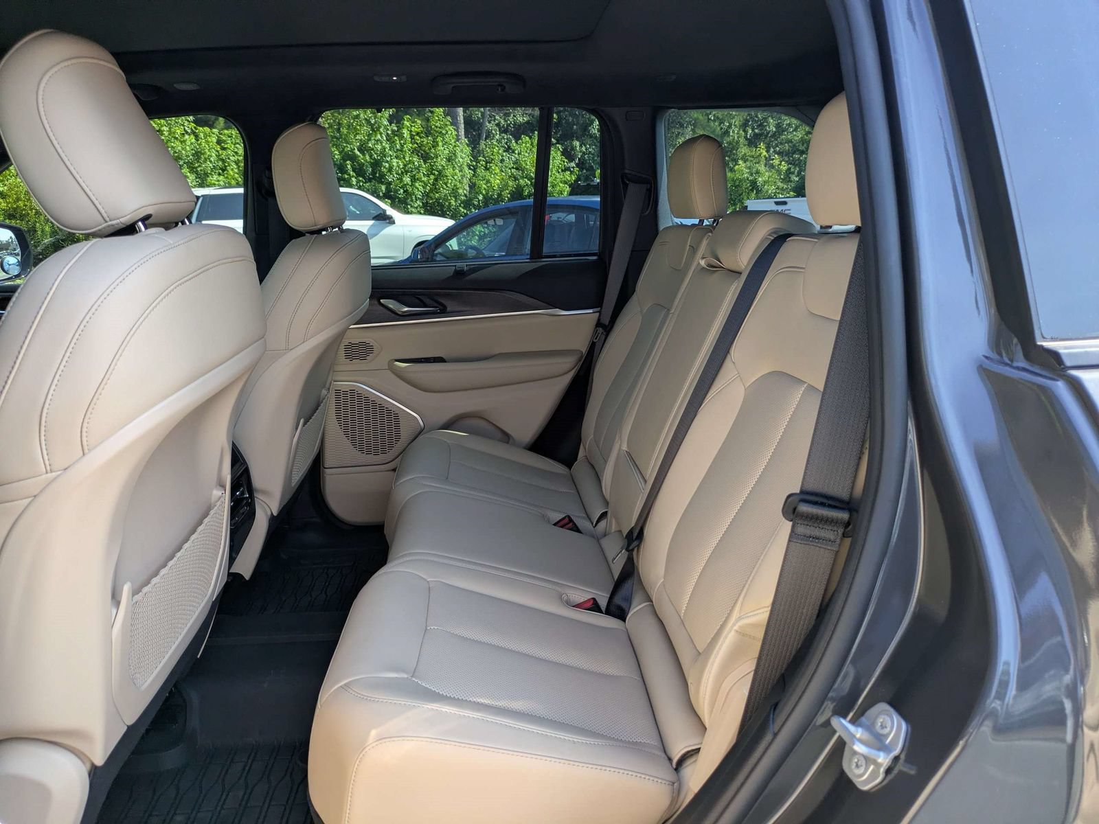Used 2025 Jeep Grand Cherokee Limited w/ Luxury Tech Group II AWD/4WD image 8