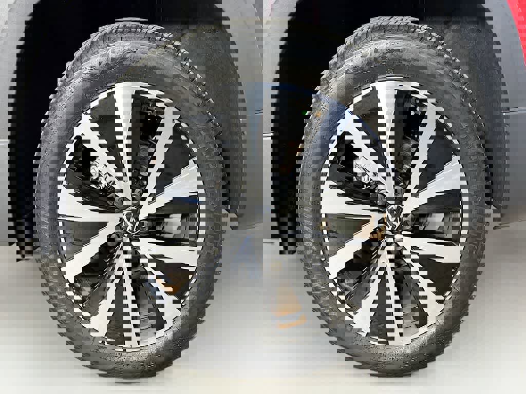 Used 2023 Volkswagen Taos SE w/ Panoramic Sunroof Package image 8