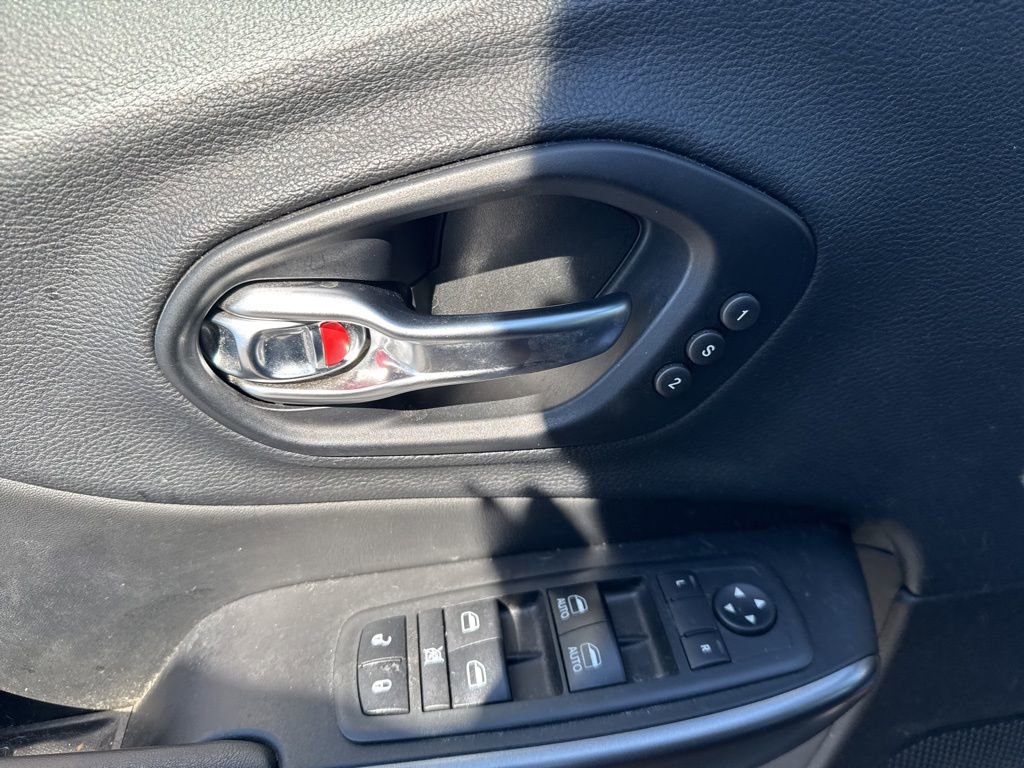 Used 2019 Jeep Cherokee Limited AWD/4WD image 12