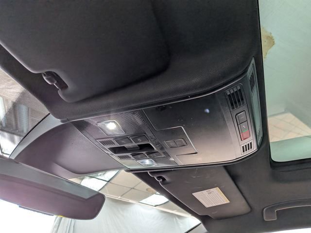 Used 2022 Volkswagen Tiguan SE R-Line image 16