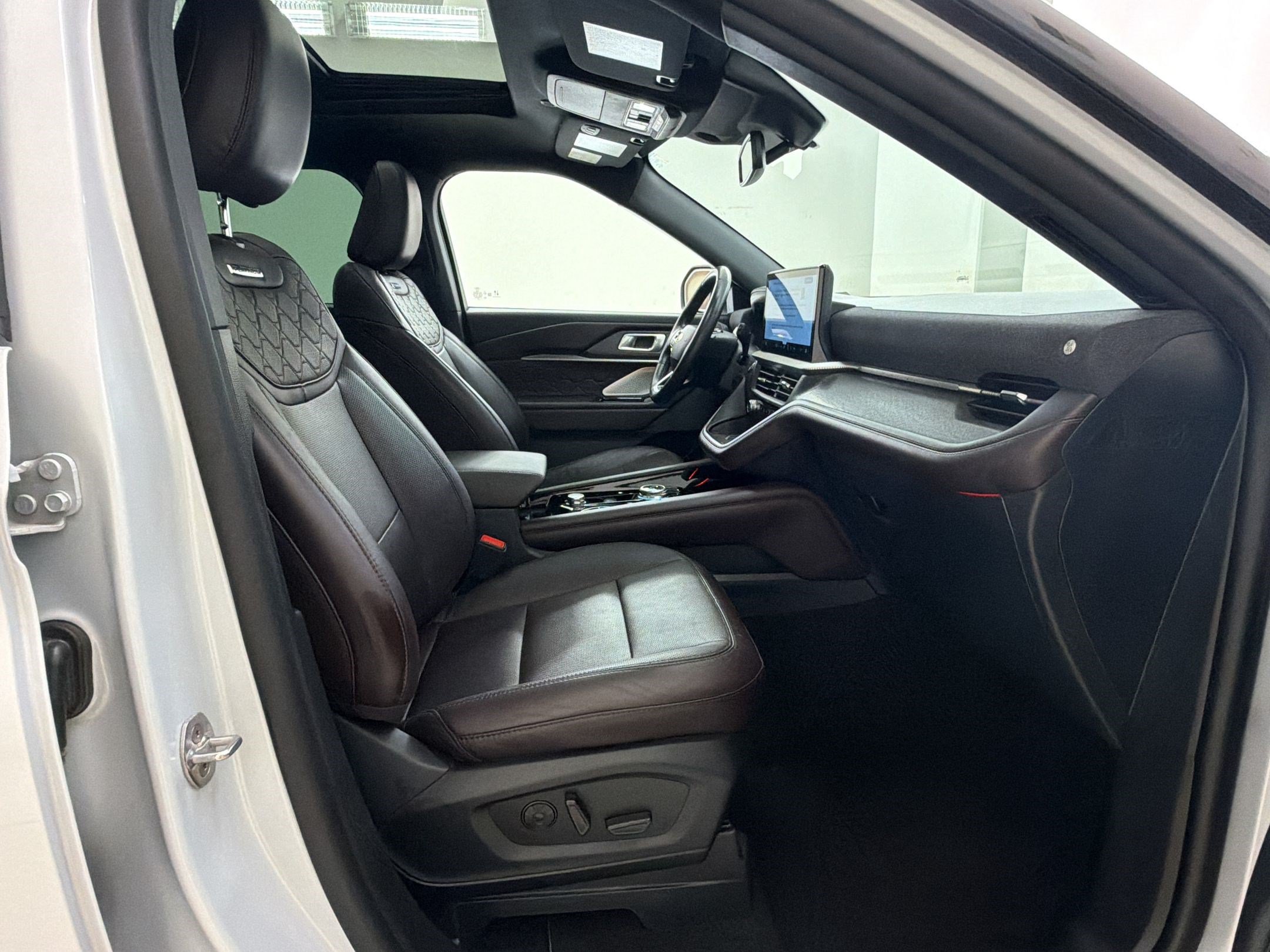 Certified 2025 Ford Explorer Platinum w/ LUX Leather Package AWD/4WD image 25