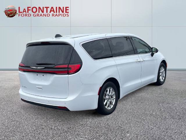 Used 2023 Chrysler Pacifica Touring-L FWD image 7