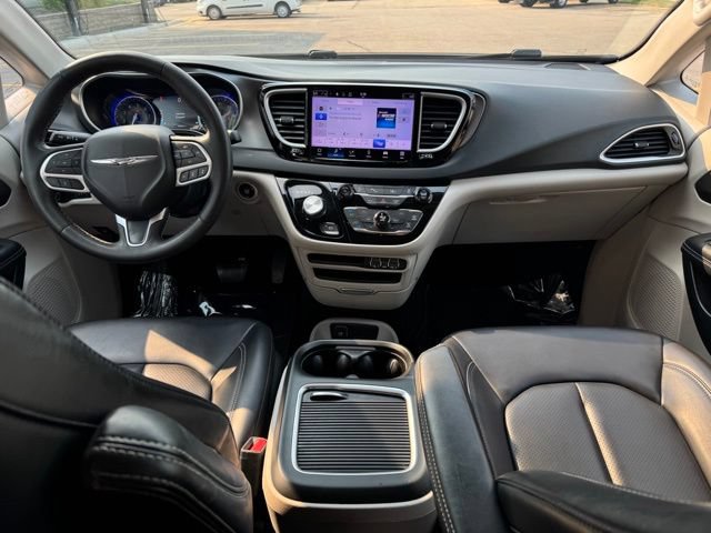 Used 2023 Chrysler Pacifica Touring-L FWD image 14