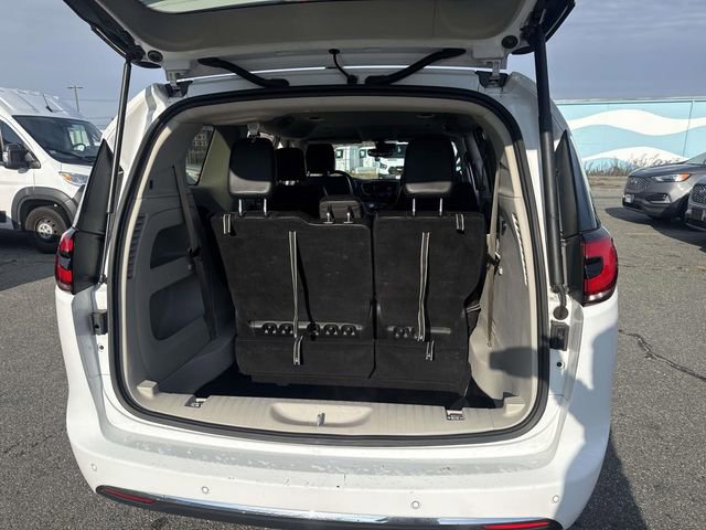 Used 2024 Chrysler Pacifica Touring-L image 6