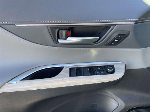 Used 2021 Toyota Venza Limited image 17