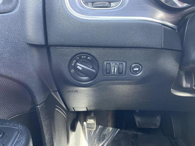 Used 2018 Dodge Charger SXT image 16