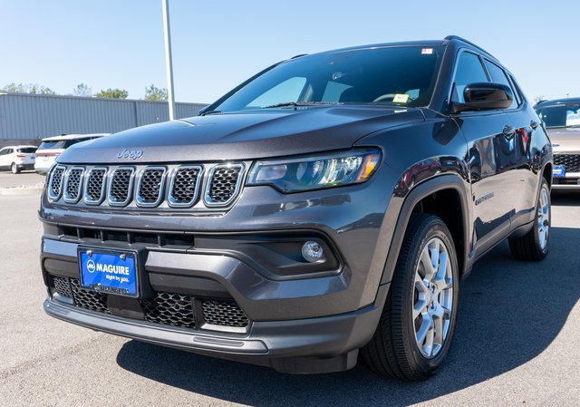 Used 2023 Jeep Compass Latitude AWD/4WD image 2