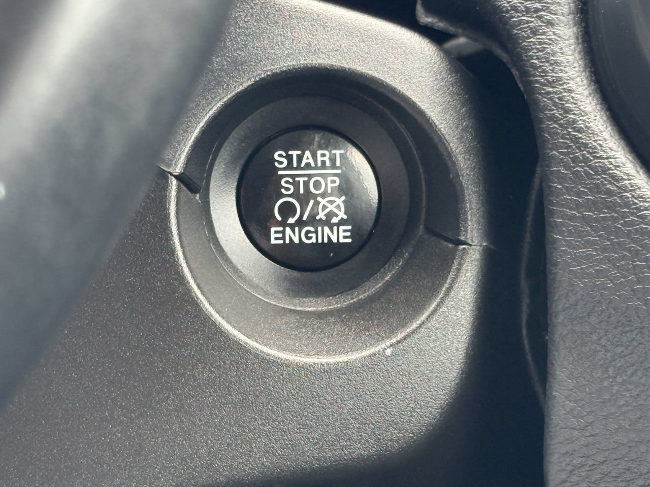 Used 2018 Jeep Compass Latitude w/ Popular Equipment Group FWD image 23