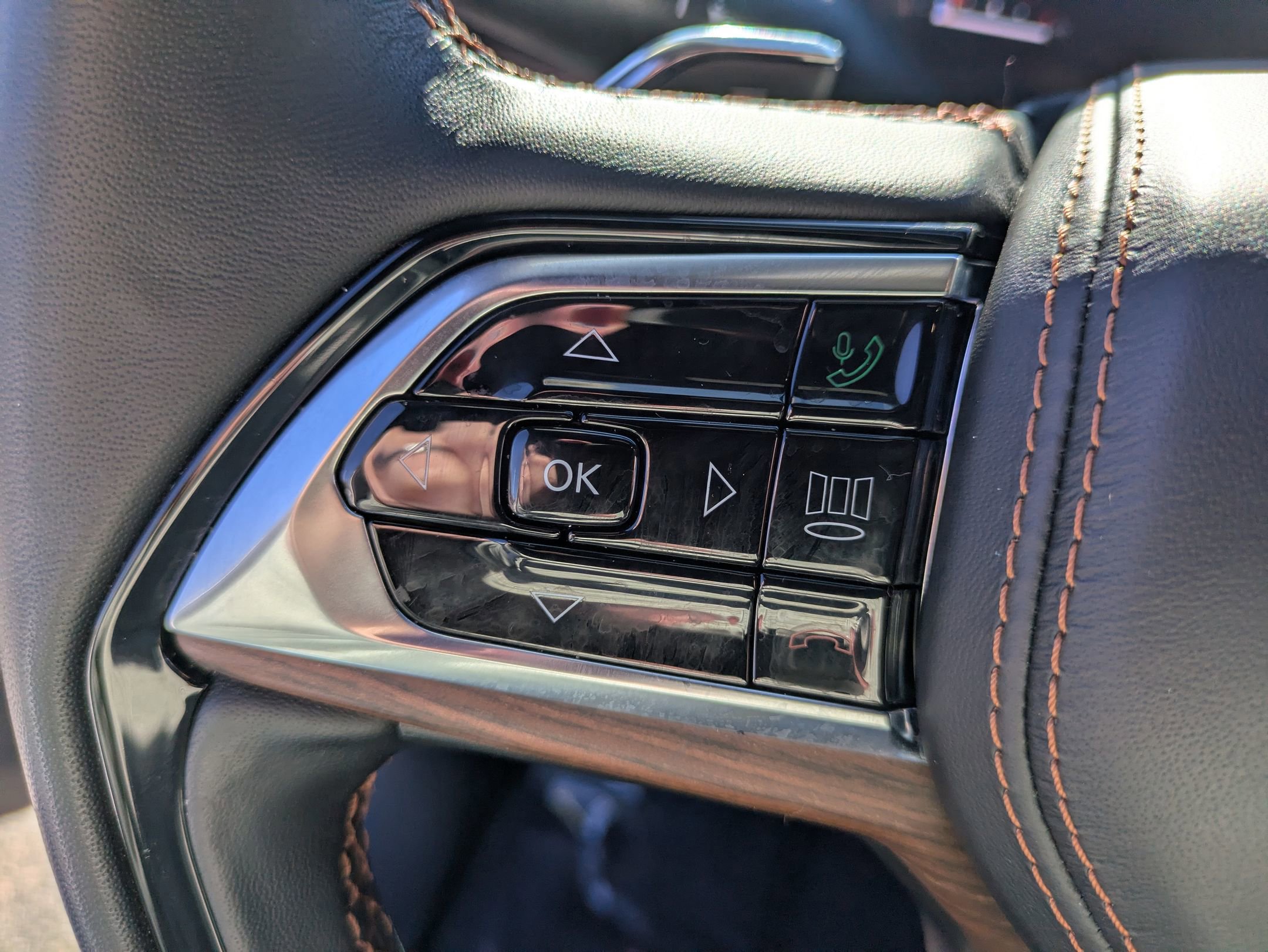 Used 2023 Jeep Grand Cherokee L Summit w/ Luxury Tech Group V image 16