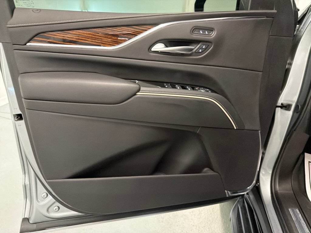 Used 2024 Cadillac Escalade Luxury RWD image 11