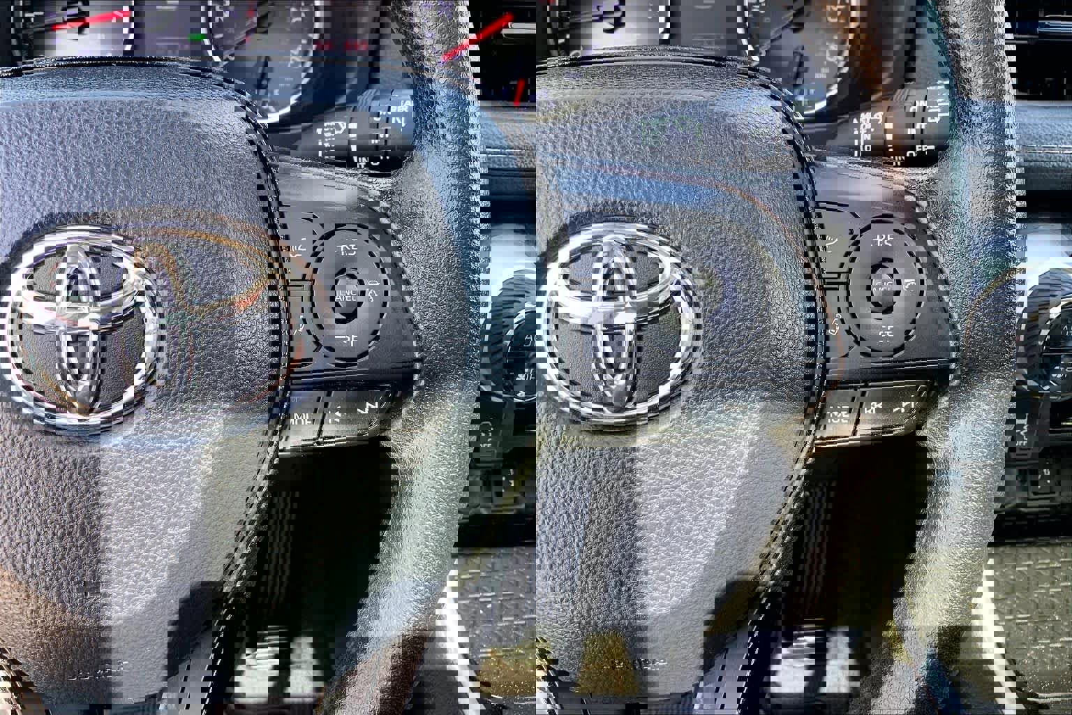 Used 2021 Toyota RAV4 XLE w/ Convenience Package image 25