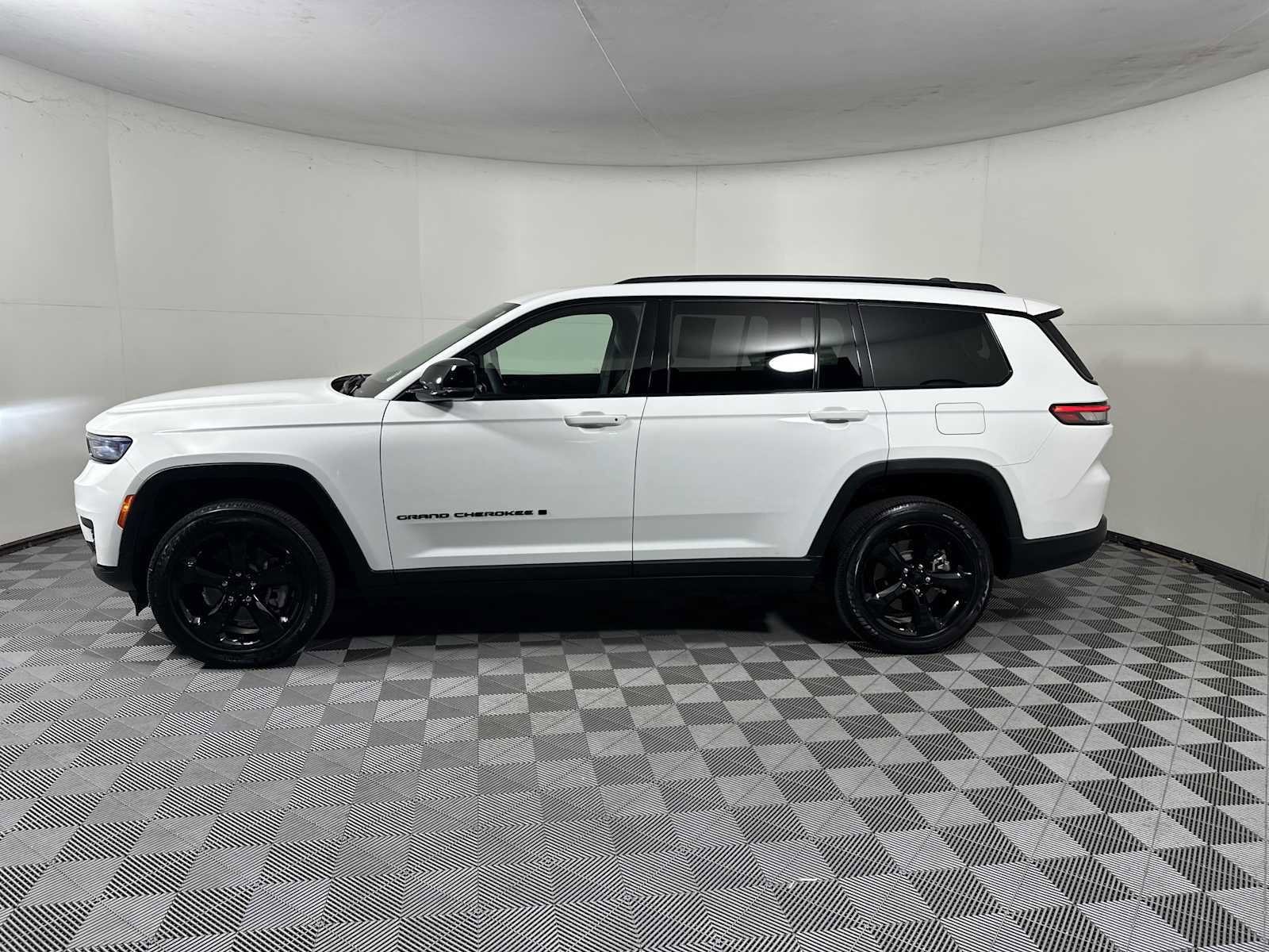 Used 2023 Jeep Grand Cherokee L Altitude image 2