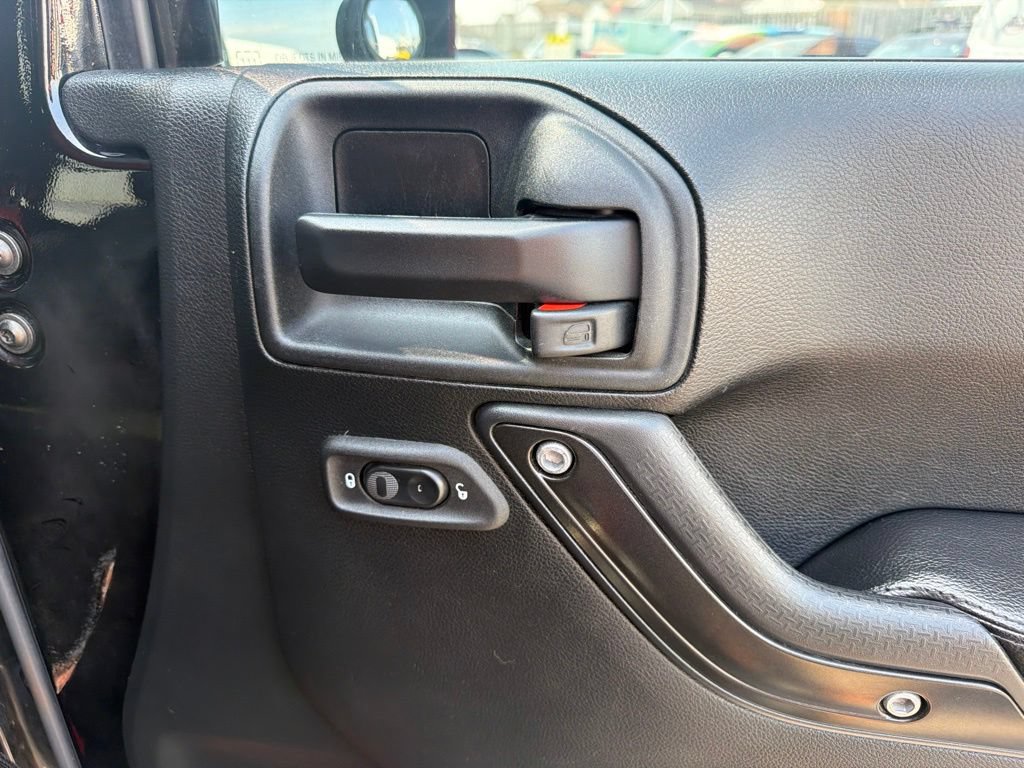 Used 2018 Jeep Wrangler Unlimited Rubicon AWD/4WD image 36