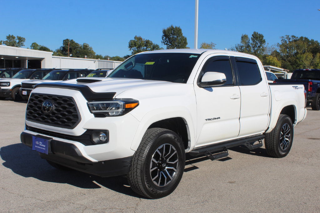Used 2021 Toyota Tacoma TRD Sport w/ Technology Package RWD image 3
