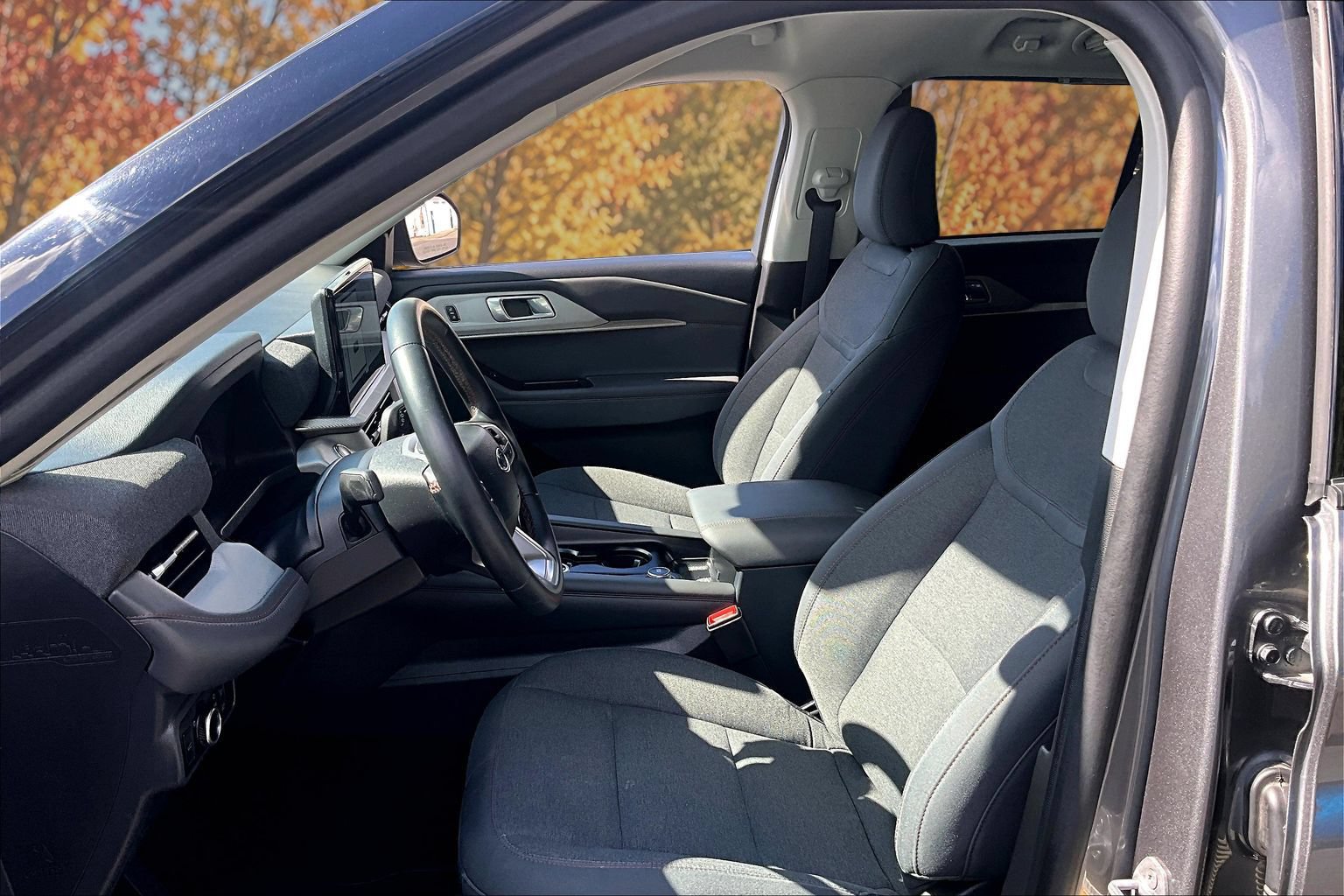 Certified 2025 Ford Explorer Active RWD image 28