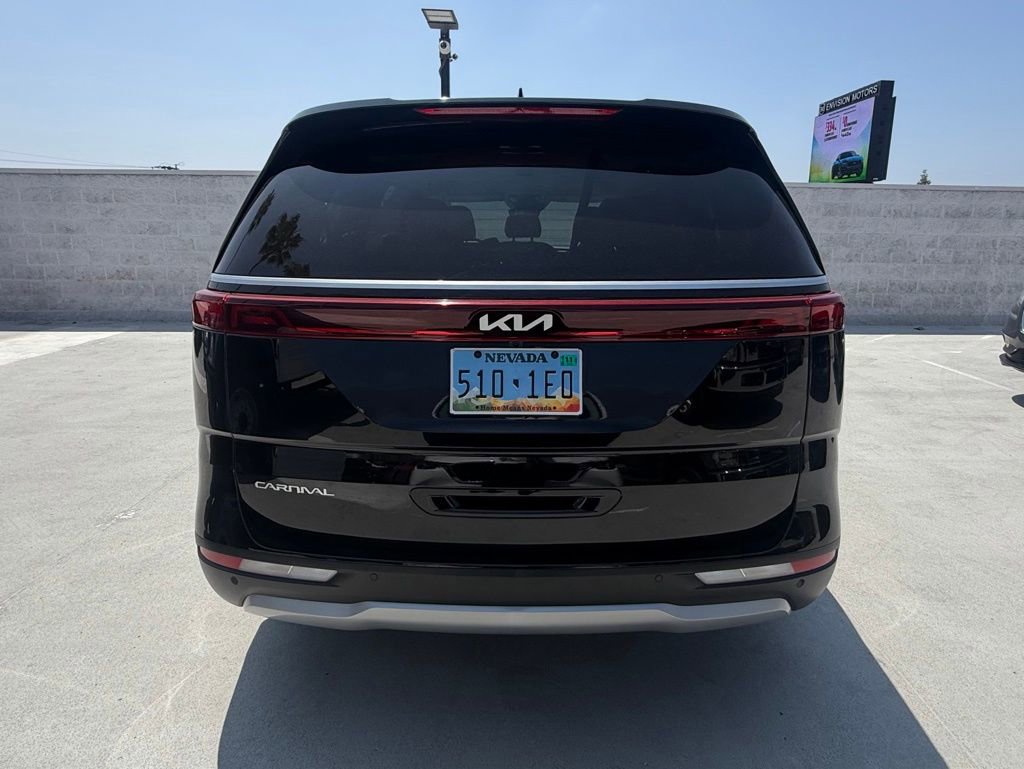 Used 2024 Kia Carnival EX FWD image 4