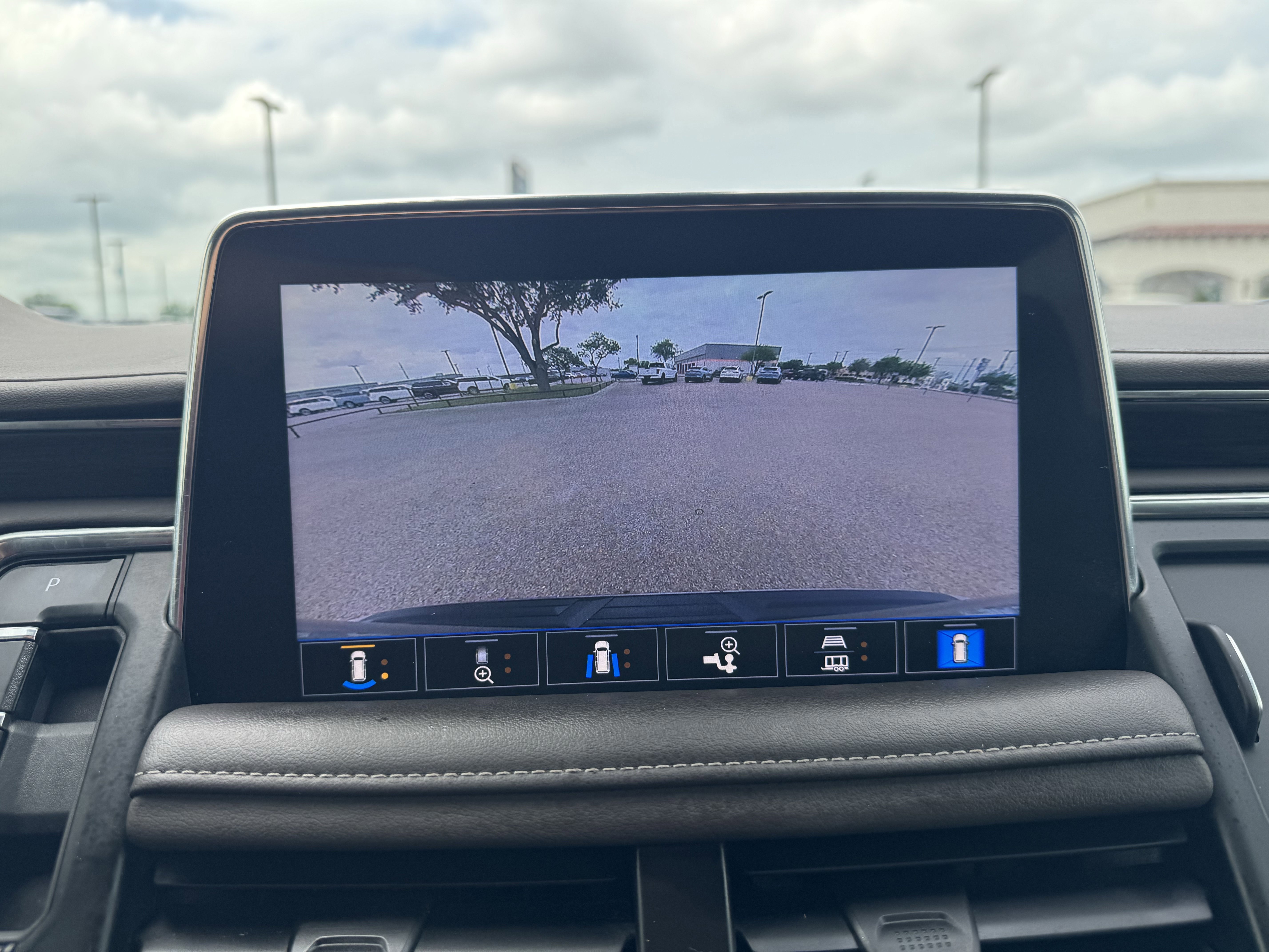 Used 2021 Chevrolet Tahoe Z71 w/ Luxury Package AWD/4WD image 22