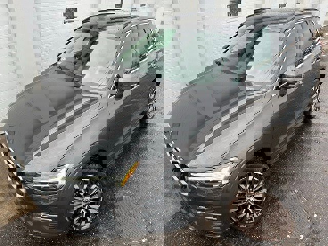 Used 2022 Volvo XC60 B5 Momentum w/ Climate Package image 5