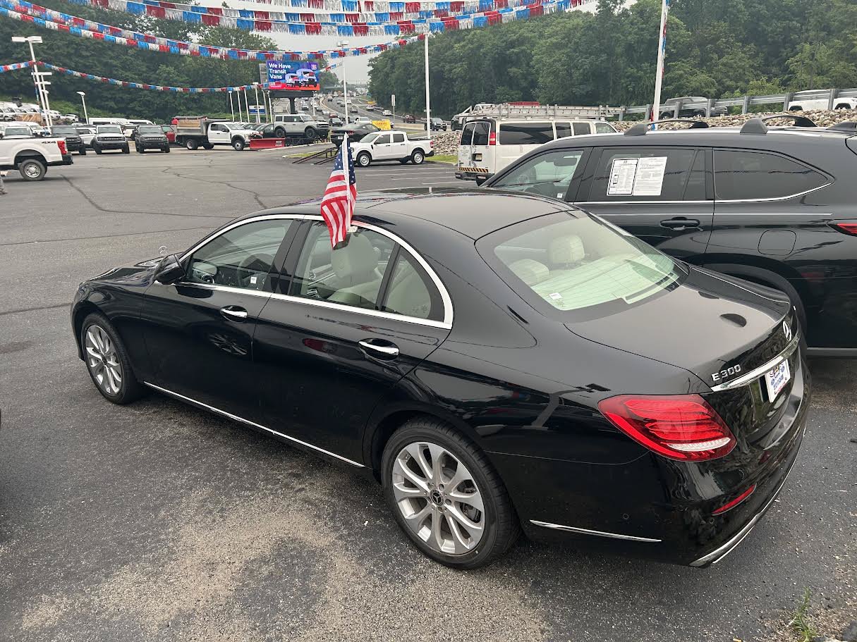 Used 2018 Mercedes-Benz E 300 4MATIC image 5